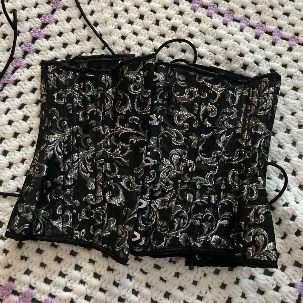 heavy duty steal boned goth corset 🖤🕷️